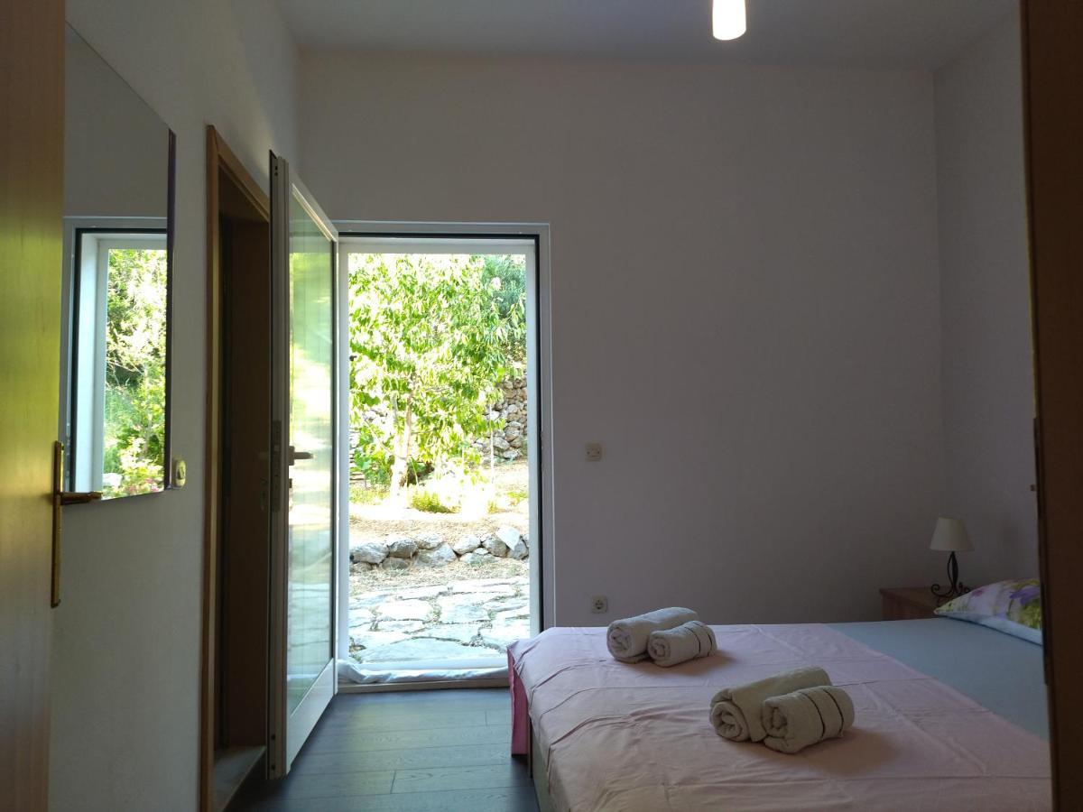 Holiday Home With Free Parking By The Beach Brela Eksteriør billede